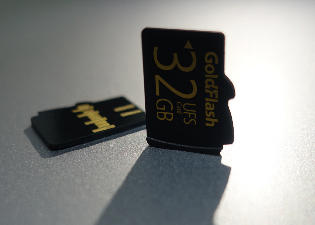 [사진=바른전자] 바른전자가 세계 2번째로 출시한 32GB UFS카드.