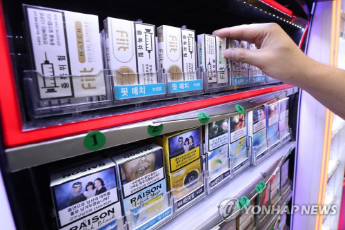 전국편의점가맹점협회(전편협)은 23일 담배 한 갑을 카드로 계산할 시 가맹점주에게는 4.5%꼴인 204원이 남는다고 밝혔다. /연합뉴스