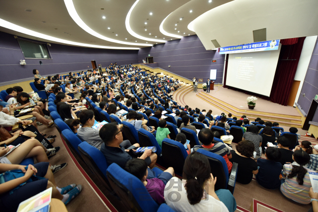 한국기초과학지원연구원 본원에서 열린 제11회 주니어닥터 개막식에서 어린이를 포함한 참석자들이 초청강연을 청취하고 있다. 사진제공=KBSI