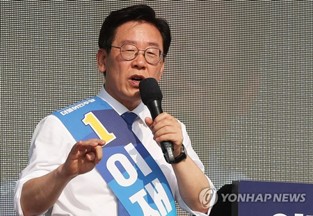 이재명 지사 ‘조폭 연루설’에 신동욱 “민주당의 제명 출당은 필수 …정계 은퇴하라”