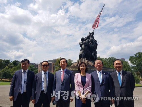 여야 원내대표 등 국회의원들이 20일(현지시간) 이오지마 승전 기념 동상 앞에서 기념촬영을 하고 있다. 왼쪽부터 바른미래당 김관영 원내대표, 더불어민주당 홍영표 원내대표, 자유한국당 김성태 원내대표, 더불어민주당 박경미 의원, 민주평화당 장병완 원내대표, 정의당 노회찬 원내대표.(사진=연합뉴스)