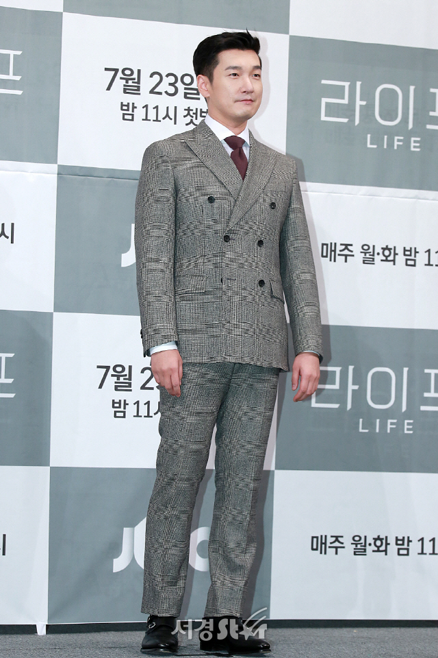 배우 조승우가 JTBC 새 월화드라마 ‘라이프’ 제작발표회에 참석해 포토타임을 갖고 있다.