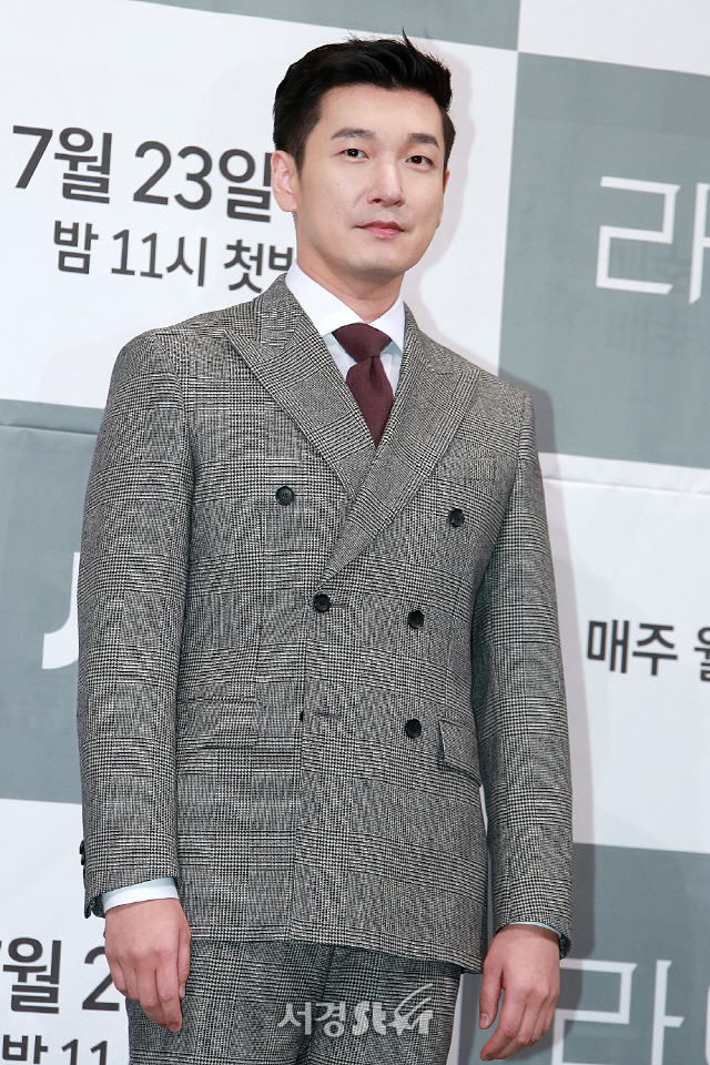 배우 조승우가 JTBC 새 월화드라마 ‘라이프’ 제작발표회에 참석해 포토타임을 갖고 있다.