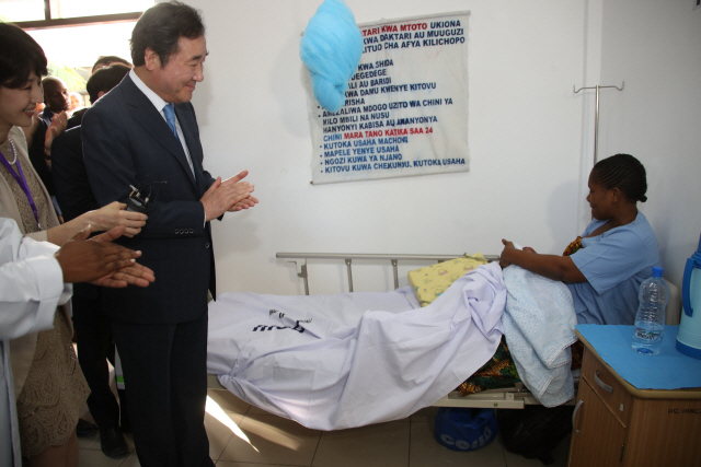 이낙연 국무총리가 22일(현지시간) 탄자니아 다르에스살람 음나지음모자 보건병원 신생아실을 방문해 산모의 요청으로 갓 태어난 여자 아기에게 이름을 지어준 후 선물을 주고 있다./다르에스살람=연합뉴스