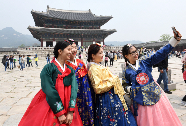 지난 4월 서울 경복궁에서 열린 2018 궁중문화축전에서 중국인 관광객들이 한복을 차려입고 기념사진을 찍고 있다. /서울경제DB