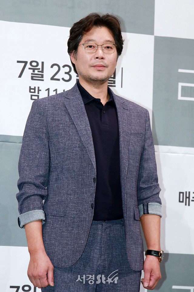 배우 유재명이 JTBC 새 월화드라마 ‘라이프’ 제작발표회에 참석해 포토타임을 갖고 있다.