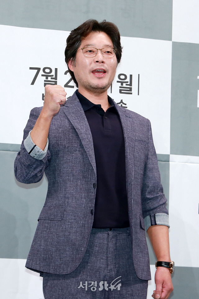 배우 유재명이 JTBC 새 월화드라마 ‘라이프’ 제작발표회에 참석해 포토타임을 갖고 있다.