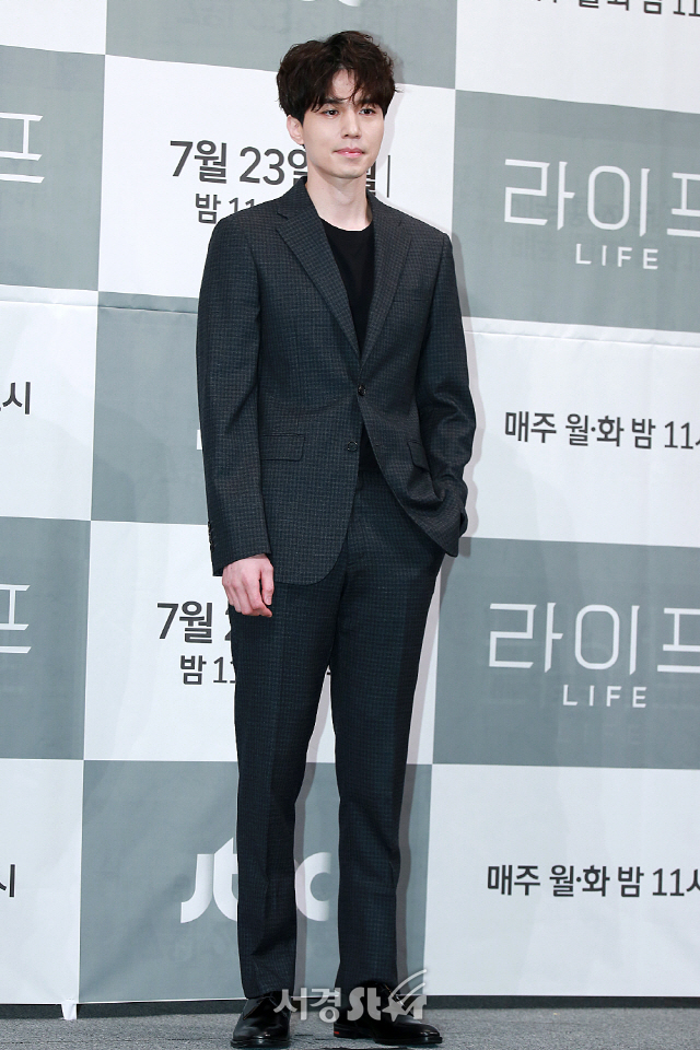배우 이동욱이 JTBC 새 월화드라마 ‘라이프’ 제작발표회에 참석해 포토타임을 갖고 있다.