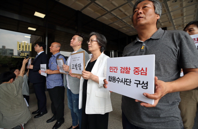 23일 오후 서초구 서울중앙지방검찰청 현관에서 군인권센터와 참여연대, 민중공동행동 등 시민사회단체가 기무사 계엄령 문건 책임자 내란예비음모 혐의 고발장 제출 기자회견을 하고 있다./연합뉴스