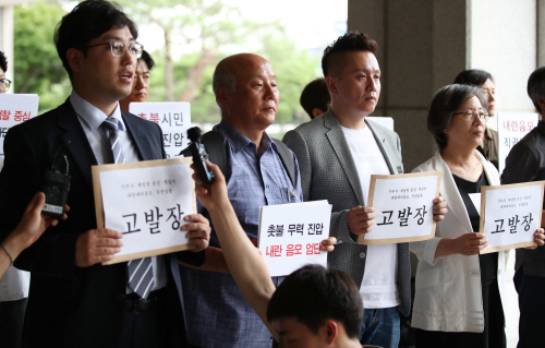 23일 오후 서초구 서울중앙지방검찰청 현관에서 군인권센터와 참여연대, 민중공동행동 등 시민사회단체가 기무사 계엄령 문건 책임자 내란예비음모 혐의 고발장 제출 기자회견을 하고 있다. /연합뉴스