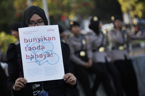 근친 성폭력 피해를 본 15살 소녀가 낙태를 했다는 이유로 인도네시아 법원이 실형을 선고했다. 사진은 낙태죄에 반대하는 인도네시아 여성./출처=연합뉴스