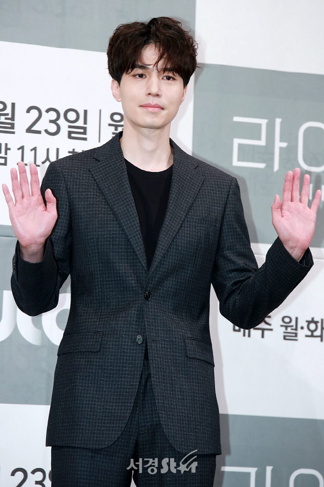 배우 이동욱이 JTBC 새 월화드라마 ‘라이프’ 제작발표회에 참석해 포토타임을 갖고 있다.