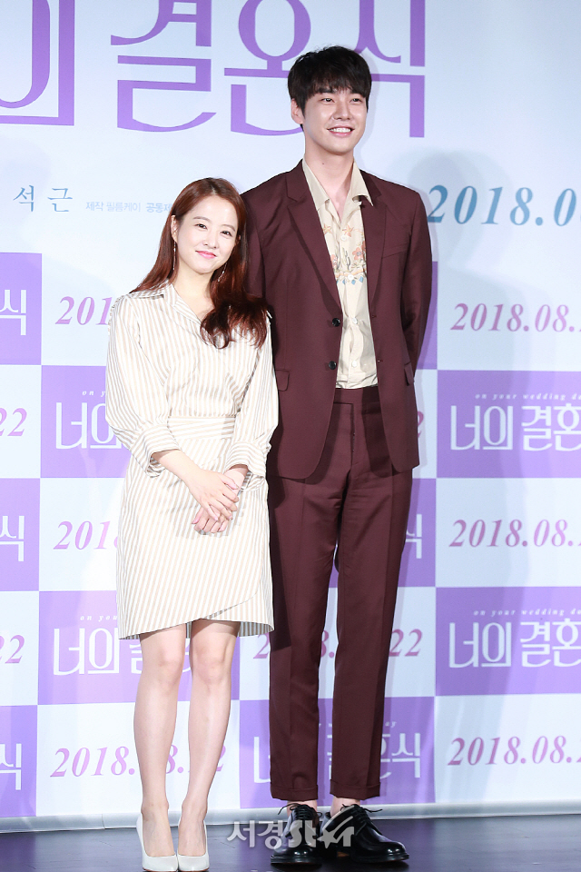 배우 박보영과 김영광이 영화 ‘너의 결혼식’ 제작보고회에 참석해 포토타임을 갖고 있다.