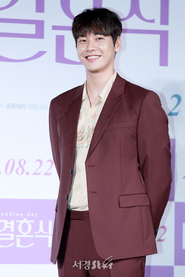 배우 김영광이 영화 ‘너의 결혼식’ 제작보고회에 참석해 포토타임을 갖고 있다.