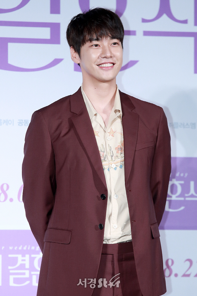 배우 김영광이 영화 ‘너의 결혼식’ 제작보고회에 참석해 포토타임을 갖고 있다.