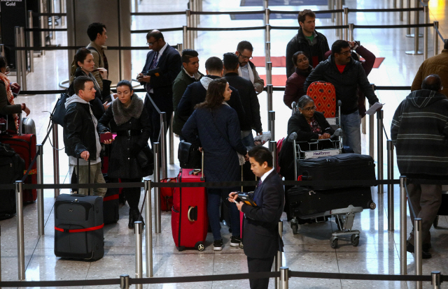 영국 히스로 공항에서 출국 수속 중인 승객들/블룸버그