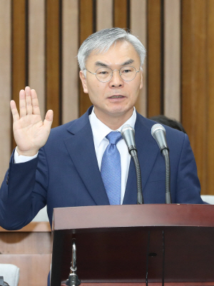 김선수 대법관 후보자가 23일 오전 국회에서 열린 인사청문회에서 선서하고 있다. /연합뉴스