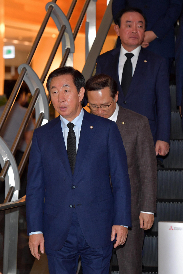 자유한국당 김성태(왼쪽부터), 더불어민주당 홍영표 원내대표, 민주평화당 장병완 원내대표가 23일 오후 서울 신촌 세브란스병원 장례식장에 마련된 고 노회찬 정의당 원내대표의 빈소에 들어서고 있다./연합뉴스