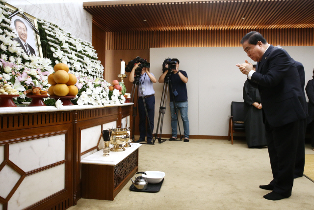 문희상 국회의장이 23일 오후 서울 서대문구 신촌 세브란스 병원 장례식장에 마련된 고 노회찬 정의당 원내대표의 빈소에서 조문하고 있다./연합뉴스