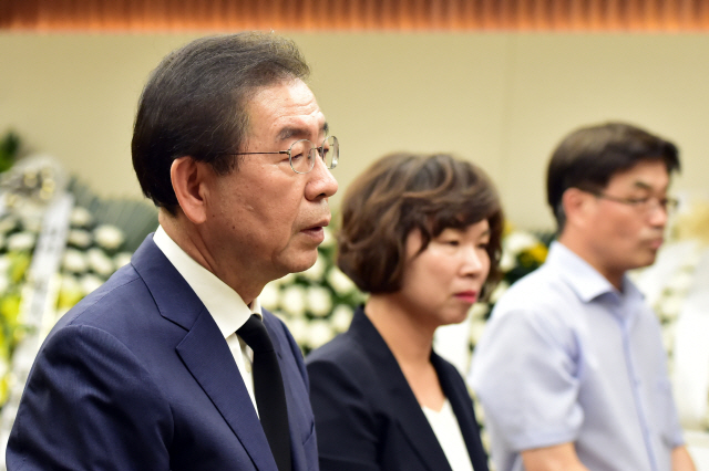 박원순 서울시장이 23일 오후 서울 마포구 신촌세브란스병원 장례식장에 마련된 노회찬 정의당 원내대표 빈소를 찾아 조문하고 있다./연합뉴스