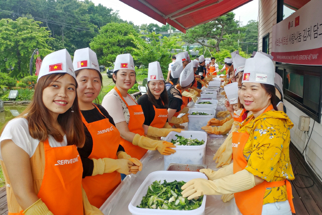 종합 서비스 기업 서브원이 24일 경기도 파주시 월롱면에서 베트남 결혼 이주 여성들과 함께 ‘사랑나눔 김치 담그기 행사’를 갖고 있다. 올해로 3회째인 이날 행사에는 서브원 임직원을 비롯해 니구엔쿡탄 베트남대사관 일등 서기관 및 파주·고양시에 거주하는 50여명의 베트남 이주 여성이 참가해 배추김치와 열무김치를 담갔다./사진제공=서브원