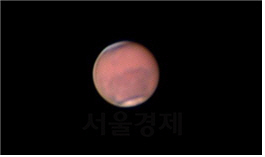 지난 19일 초점거리 4160mm + ASI CCD 카메라로촬영한 화성의 모습. 지구에 가까워지면서 표면의 모습을 좀 더 자세히 볼 수 있다. /사진제공=박영식 한국천문연구원 연구원