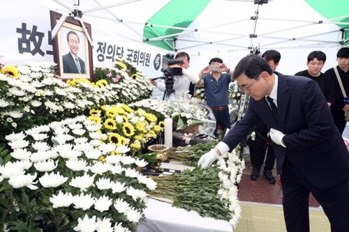 허성무 경남 창원시장이 24일 낮 창원시 성산구 한서병원 앞 문화마당에 있는 노회찬 의원 시민분향소를 찾아 조문하고 있다. (사진=창원시청 제공)