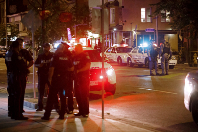 캐나다 토론토에서 22일(현지시간) 한 남성이 총기를 발사해 최소 1명이 숨지고 13명이 다쳤다./토론토 AFP=연합뉴스