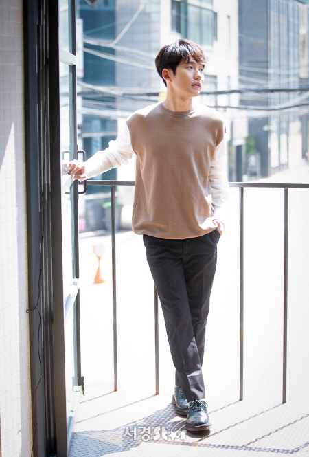 배우 류덕환이 17일 오전 서울 강남구 한 카페에서 인터뷰에 앞서 포즈를 취하고 있다.