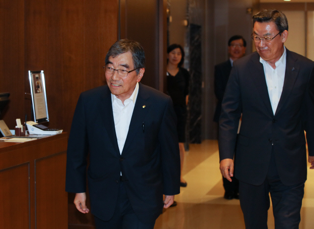 윤석헌(왼쪽) 금융감독원장이 23일 서울 명동 은행회관에서 김태영 은행연합회장의 안내로 시중은행장들과 첫 상견례에 입장하고 있다. /연합뉴스