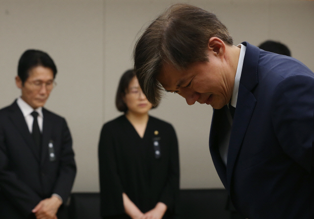 조국 청와대 민정수석이 24일 오후 서울 서대문구 신촌 세브란스 병원 장례식장에 마련된 고 노회찬 정의당 원내대표의 빈소를 조문하다 오열하고 있다. /연합뉴스