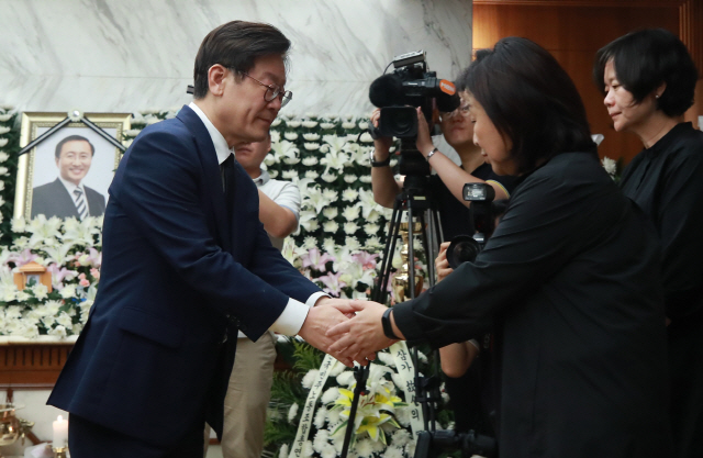 이재명(왼쪽)경기지사가 24일 서울 서대문구 신촌세브란스병원 장례식장에 마련된 고 노회찬 정의당 원내대표 빈소를 찾아 조문한 뒤 정의당 심상정 의원과 인사하고 있다. /연합뉴스