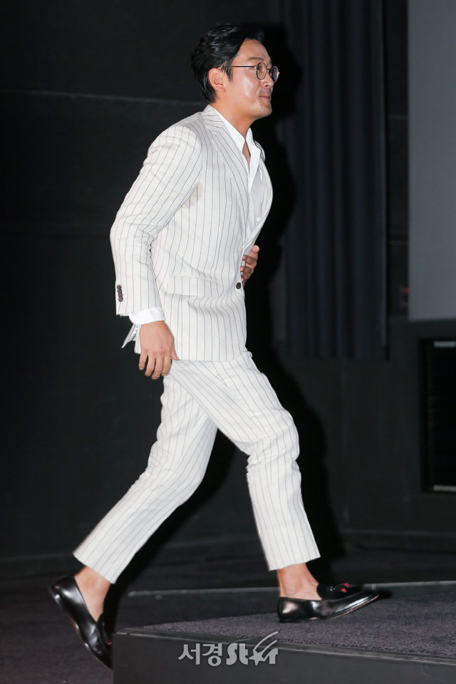 배우 하정우가 24일 오후 서울 송파구 롯데시네마 월드타워에서 열린 영화 ‘신과함께-인과 연’ 언론시사회에 참석해 포토타임을 위해 계단을 오르고 있다.
