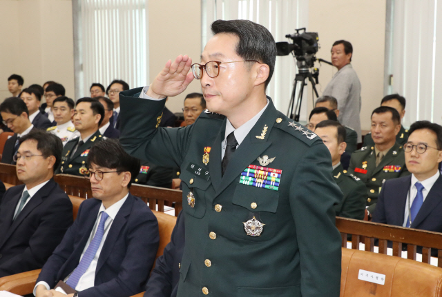 이석구 국군기무사령관이 24일 국회에서 국방부 업무보고 및 현안보고를 위해 열린 국방위원회 전체회의에 참석해 경례하고 있다./연합뉴스