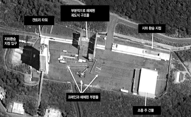 미국의 북한 전문매체 38노스가 23일(현지시간) 공개한 북한 평안북도 철산군 동창리의 ‘서해위성발사장’ 위성사진. 이날 38노스는 지난 20일부터 22일까지 이틀간 위성사진을 판독해 북한이 미사일 엔진시험장인 서해위성발사장을 해체하기 시작했다고 분석했다.  /AFP연합뉴스