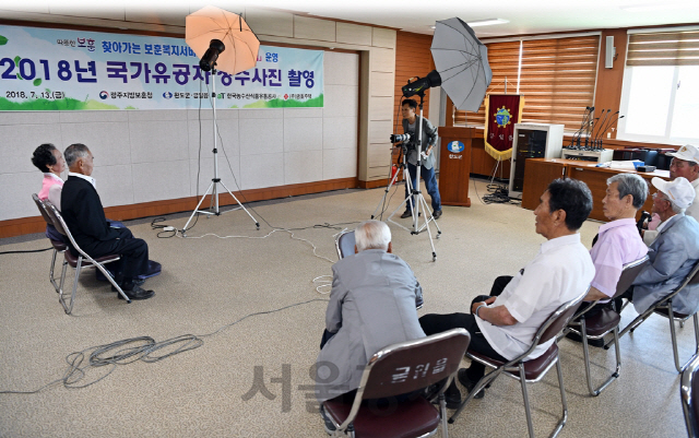 한국농수산식품유통공사 임직원이 농어촌 어르신을 대상으로 ‘장수기원 촬영행사’를 진행하고 있다./사진제공=한국농수산식품유통공사