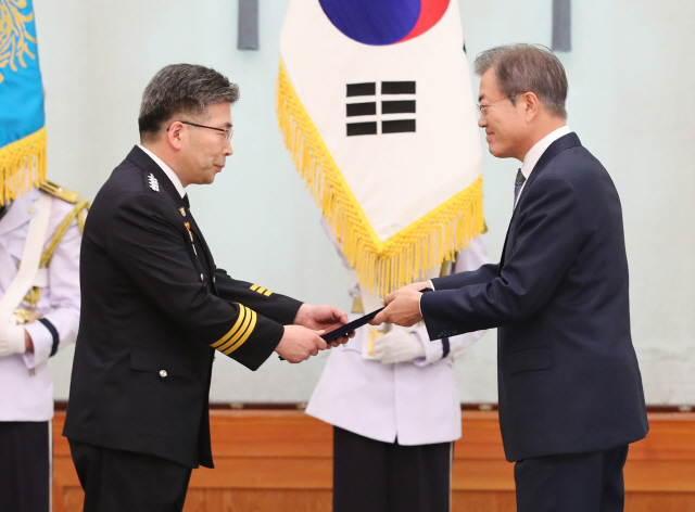 문재인 대통령이 24일 오후 청와대에서  민갑룡 신임 경찰청장에게 임명장을 수여하고 있다. /연합뉴스