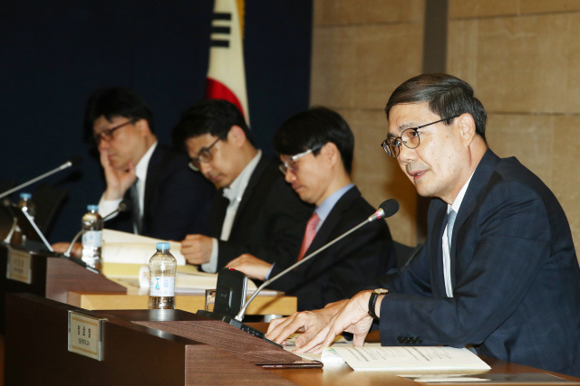 24일 오후 서울 중구 대한상공회의소에서 열린 ‘공정거래법 전면개편 토론회’에서 사회를 맡은 정호열(오른쪽 첫번째) 성균관대 교수가 인사말을 하고 있다. 하반기 정기국회에서 논의될 공정거래법 전면개편안에 대한 경제계 의견을 수렴하기 위해 마련된 이번 토론회에서는 전속고발제 및 불공정거래행위 개편, 경쟁제한적 정보교환행위 규율, 피심인 방어권 보장 방안 등이 논이됐다./사진제공=대한상의