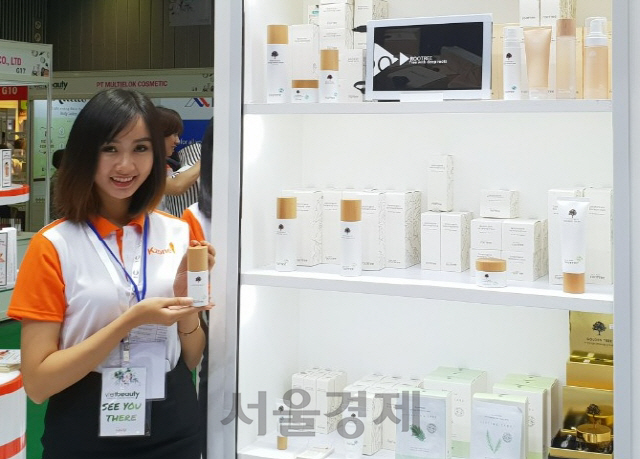 루트리가 베트남 국제 미용박람회(vietbeauty)’에 참가해 제품을 홍보하고 있다. 사진제공=루트리