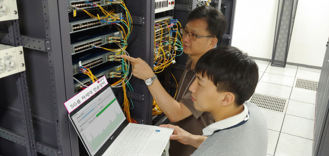 LG유플러스 직원들이 마곡 사옥 실험실에서 고성능 집선 100G 스위치 성능을 테스트하고 있다. /사진제공=LG유플러스