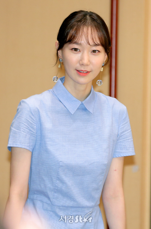 배우 이유영이 25일 오후 서울 양천구 목동 SBS에서 열린 SBS 새 수목드라마 ‘친애하는 판사님께’ 제작발표회에 입장하고 있다.