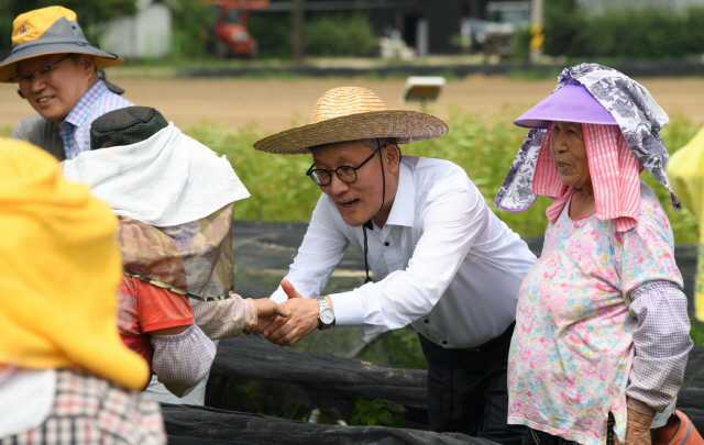 김재현(사진 오른쪽에서 두번째) 산림청장이 묘목 생산 작업 근로자의 노고에 고마움을 표시하고 있다. 사진제공=산림청