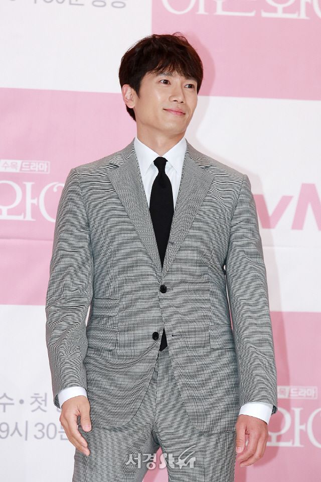 배우 지성이 tvN 새 수목드라마 ‘아는 와이프‘ 제작발표회에 참석해 포토타임을 갖고 있다./사진=지수진 기자