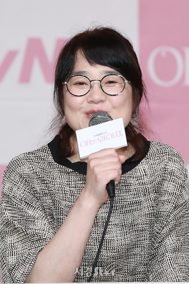 양희승 작가가 tvN 새 수목드라마 ‘아는 와이프‘ 제작발표회에 참석했다.