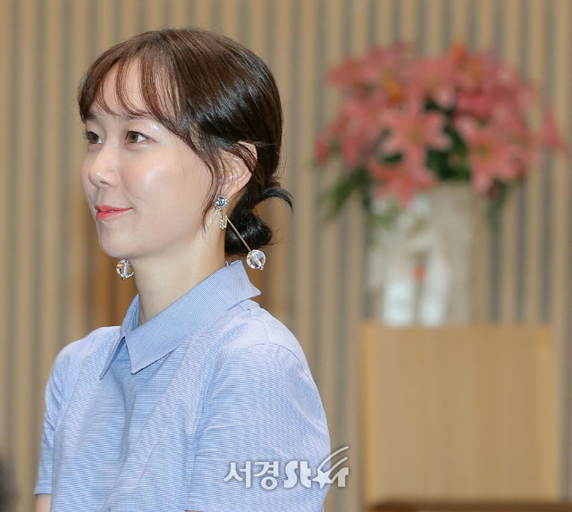 배우 이유영이 25일 오후 서울 양천구 목동 SBS에서 열린 SBS 새 수목드라마 ‘친애하는 판사님께’ 제작발표회에 참석해 인사를 하고 있다.