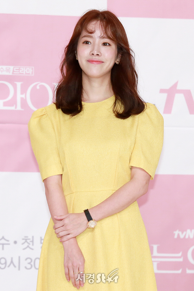 배우 한지민이 tvN 새 수목드라마 ‘아는 와이프‘ 제작발표회에 참석해 포토타임을 갖고 있다.