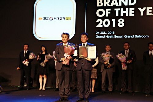 ‘2018 올해의 브랜드 대상’에서 외식 부문 대상을 수상한 킹콩부대찌개 정순태 대표(오른쪽)