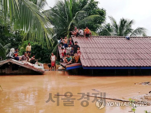 세피안 세남노이 보조댐 사고로 홍수 피해 본 주민들/로이터=연합뉴스