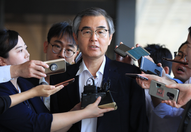 정재찬 전 공정거래위원장이 25일 오전 서울중앙지검에 출석하며 취재진의 질문에 답하고 있다.  /연합뉴스