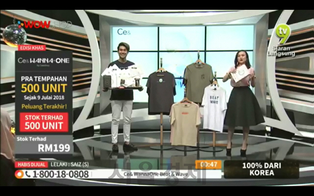 지난 15일 말레이시아 ‘CJ와우샵’에서 쇼호스트들이 CJ ENM 오쇼핑부문의 패션 PB ‘씨이앤(Ce&)’ 티셔츠를 판매하고 있다. /사진제공=CJ ENM 오쇼핑부문